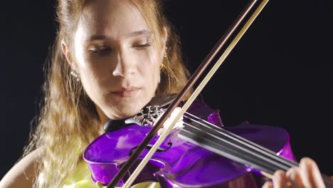The-female-violinist-plays-the-violin-at-the-music-school,-the-musician-plays-the-violin-at-the-opera.
